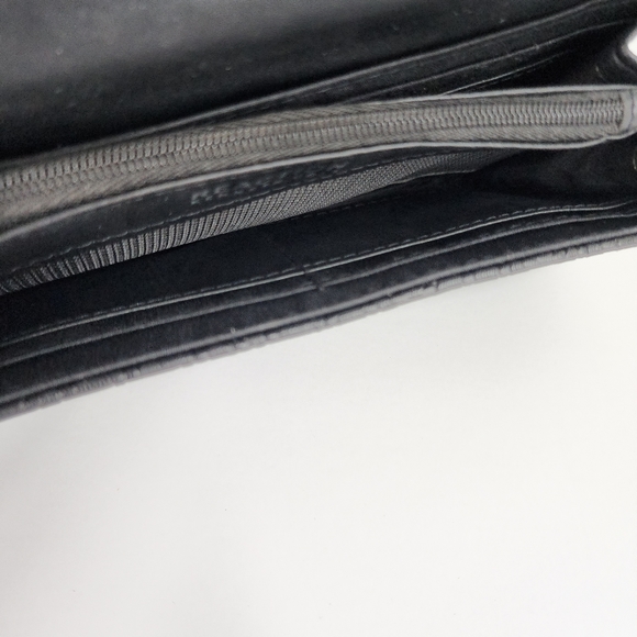 REACTION KENNETH COLE   Black Over Arching Flap Clutch Wallet. - Picture 6 of 11